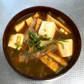 豆腐と油揚げと大根の味噌汁